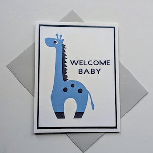 Baby Karte, Willkommens-Baby – Handgefertigte Blanko Neugeborenen Karte – Blaue Giraffe Design – Baby Boy Shower Card, Geburtskarte – Mit Grauen Umschlag