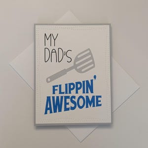 Carte de fête des pères ou d'anniversaire, carte de papa amusante - My Dad's Flippin' Awesome - Jeu de mots pour barbecue - Carte de grillades faite main - Intérieur vierge avec enveloppe