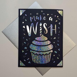 Carte d'anniversaire : faites un voeu, motif cupcakes et confettis, insert métallique holographique, enveloppe argentée, voeux fait main pour tous