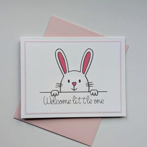 Carte de naissance, bienvenue tout petit - carte de naissance faite main - jolie carte de baby shower rose - motif lapin avec enveloppe rose, blanc à l'intérieur.
