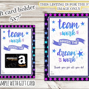 Peut inclure: Un porte-carte cadeau de 12,7 x 17,8 cm avec une bordure bleu marine ornée d'étoiles roses et bleues. La carte présente les mots "team work makes the dream work" en bleu et violet. Une carte-cadeau Amazon est visible.