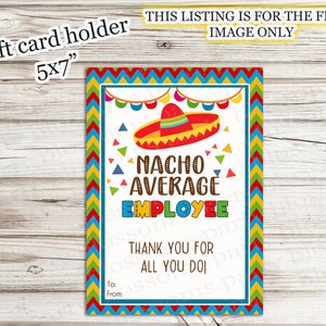 Puede incluir: Una tarjeta blanca con un borde colorido que presenta un sombrero y el texto "Nacho Average Employee". La tarjeta también incluye el texto "¡Gracias por todo lo que haces!" y espacios para "Para :" y "De :" .