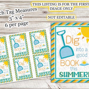 Op de afbeelding: Zomertags om af te drukken met de tekst "Dig into a good book this summer!". Elke tag meet 7.6 cm x 10.2 cm. Het ontwerp bevat een schop, zon en boekillustraties in blauw, oranje en geel.