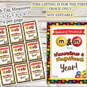 Op de afbeelding: Printbare cadeaulabels met de tekst "Looking Forward to a Marvelous & Magnificent Year!" met M&M's snoepjes. Elk label meet 6,35 cm x 8,89 cm. Het ontwerp bevat een kleurrijke stippenrand en ruimte om "From:" te schrijven.