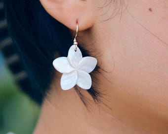 Handgeschnitzte natürliche Muschel Plumeria Ohrringe in 14K Gold-gefüllt