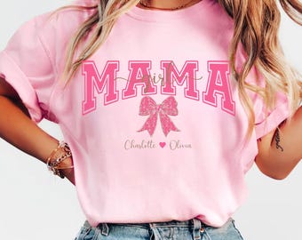 Coquette Bow Girl Mama Shirt Custom met kindernamen Comfort Kleuren Gepersonaliseerde Moederdag Cadeau Dochter Mama T-shirt Toekomstige moeder Roze strikshirt