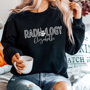 Bluza z nadrukiem Radiology Tech Spersonalizowana bluza radiologa Niestandardowa nazwa Bluza z nadrukiem Radiology Tech Sweter RAD Tech Prezent dla Xray Tech
