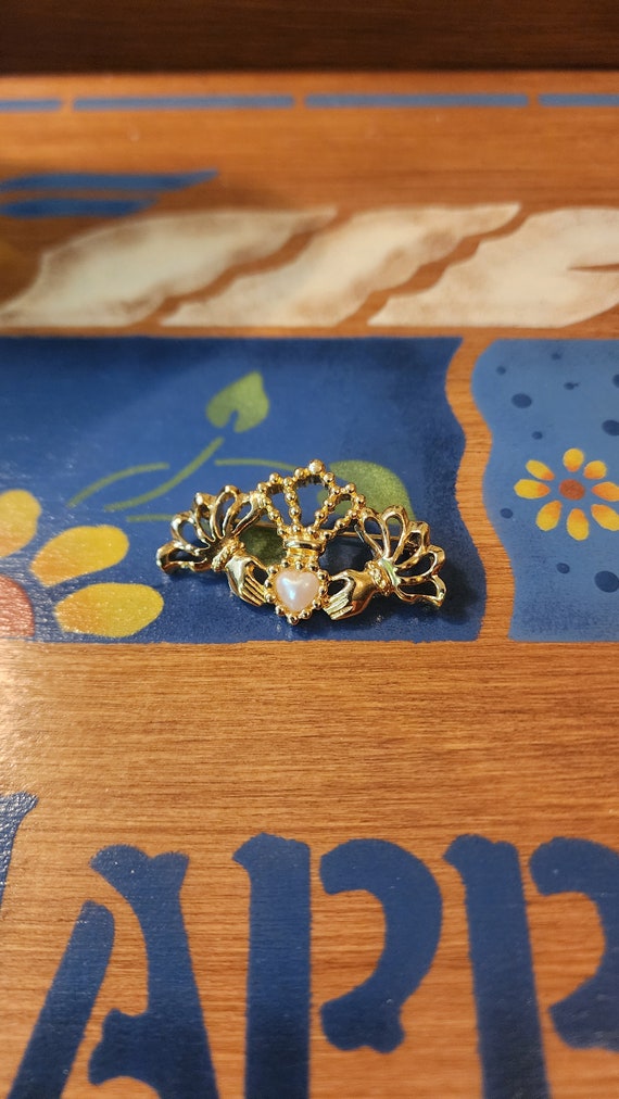 Vintage Avon Irish Hands With Faux Pearl Brooch Gem vintage-avon-irish-hands-with-faux-pearl-brooch-gem