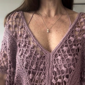 Video Tutorial in Spanish for a loose lavender openwork crochet blouse size M