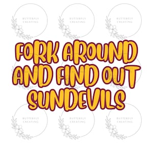 Op de afbeelding: Een gele afbeelding met de tekst "FORK AROUND AND FIND OUT SUNDEVILS" omringd door zes witte cirkels met de tekst "BUTTERFLY CREATING" in zwart.