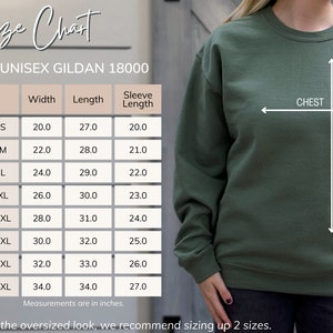 K&ouml;nnte beinhalten: Gr&ouml;&szlig;entabelle f&uuml;r Unisex-Sweatshirts von Gildan 18000. Die Tabelle zeigt die Ma&szlig;e in Zoll f&uuml;r Breite, L&auml;nge und &Auml;rmell&auml;nge f&uuml;r die Gr&ouml;&szlig;en S bis 5XL. Die Tabelle zeigt auch ein Diagramm eines Sweatshirts mit den Ma&szlig;en "Brust" und "L&auml;nge".