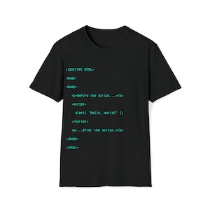Puede incluir: Camiseta negra con código HTML turquesa impreso en la parte delantera. El código incluye líneas como "<!DOCTYPE HTML>", "<html>", "<body>" y "alert('Hello, world!');". La camiseta es de cuello redondo y manga corta.