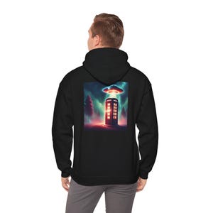 Moletom com capuz UFO Abducting Phone Booth Heavy Blend™, inspirado no Dr Who
