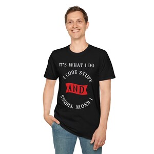 Może przedstawiać: Czarny T-shirt z białym tekstem, który brzmi "It's what I do I code stuff and I know things". Tekst znajduje się w kółku z czerwoną wstążką, na której widnieje napis "AND".