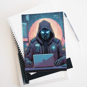 Könnte beinhalten: Notizbuch mit einer digitalen Illustration einer futuristischen Figur in einer Kapuzenjacke, die an einem Laptop arbeitet. Das Design hat eine Cyberpunk-Ästhetik mit einem leuchtenden roten und orangen Hintergrund. Das Notizbuch liegt auf anderen Notizbüchern und einem Stift.