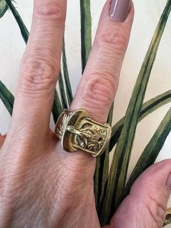Ornate 9k yellow gold - Gem