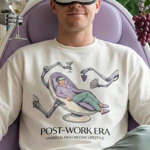 Peut inclure: Une personne portant un sweat-shirt blanc avec le texte "POST-WORK ERA" et un graphique d'une personne se relaxant dans un fauteuil avec des bras robotiques. La personne porte un casque de réalité virtuelle et est assise dans un fauteuil violet. Un bras robotique tient un martini.