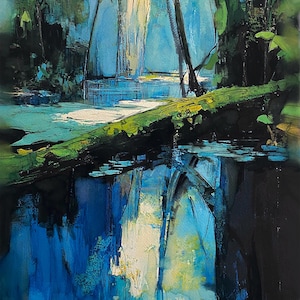 Puede incluir: Pintura abstracta de paisaje centrada en el agua y los reflejos. La obra presenta una paleta vibrante de azules, verdes y amarillos, que representa una escena serena con árboles y un tronco. Las pinceladas crean un efecto texturizado e impresionista.