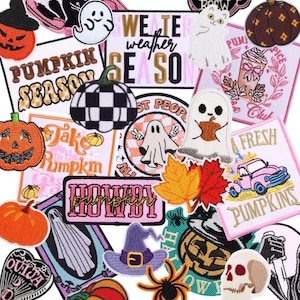 Könnte beinhalten: Eine Sammlung bunter, gestickter Aufnäher mit Halloween- und Herbstmotiven. Designs umfassen Kürbisse, Geister, einen Hexenhut, eine Spinne und Text wie "Pumpkin Season" und "Howdy". Die Aufnäher sind in verschiedenen Formen und Größen.