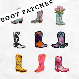 以下が含まれることがあります： さまざまな色とデザインの刺繍ブーツパッチのコレクション。パッチには、ピンク、緑、黄色、黒の色合いのカウボーイブーツが含まれており、花柄や模様のディテールが施されています。「BOOT PATCHES」というテキストが上部に表示されています。