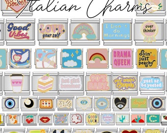 Op de afbeelding: Een verzameling Italiaanse bedelarmbanden met diverse kleurrijke emaille bedels. Bedels bevatten zinnen als "Good Vibes", "Love Yourself" en "Drama Queen", samen met andere ontwerpen zoals regenbogen, harten en ogen.
