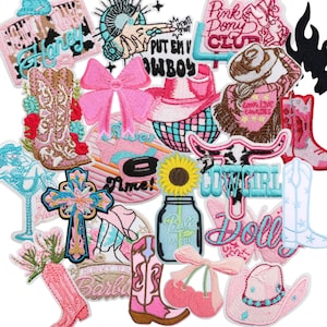 Może przedstawiać: Zbiór kolorowych naszywek do prasowania z różnymi wzorami, w tym kowbojskie buty, słonecznik, krzyż, kowbojski kapelusz, wiśnia, kowbojka, lalka, słoik, kokardka, kowboj i wiele innych. Naszywki idealnie nadają się do dodania osobistego akcentu do ubrań, toreb i innych akcesoriów.