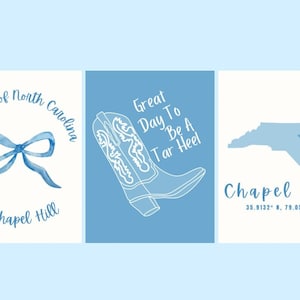 Könnte beinhalten: Drei blaue und weiße Illustrationen auf hellblauem Hintergrund. Die erste Illustration ist eine blaue Aquarell Schleife mit dem Text "University of North Carolina at Chapel Hill". Die zweite Illustration ist ein weißer Cowboystiefel mit dem Text "Great Day To Be A Tar Heel". Die dritte Illustration ist eine blaue Umrandung des Bundesstaates North Carolina mit einem Herzen an der Stelle von Chapel Hill und dem Text "Chapel Hill 35.9132 N. 79.0558 W".