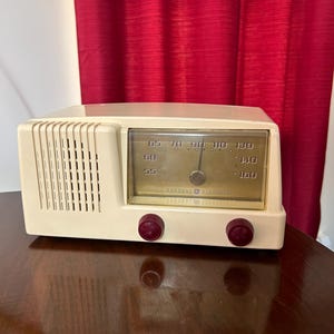 Vintage GE table radio model-124. Clean and working.