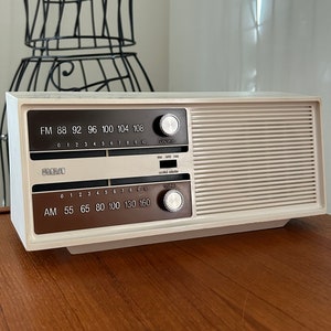 Vintage 1960s RCA am/fm table radio—super clean and working perfectly