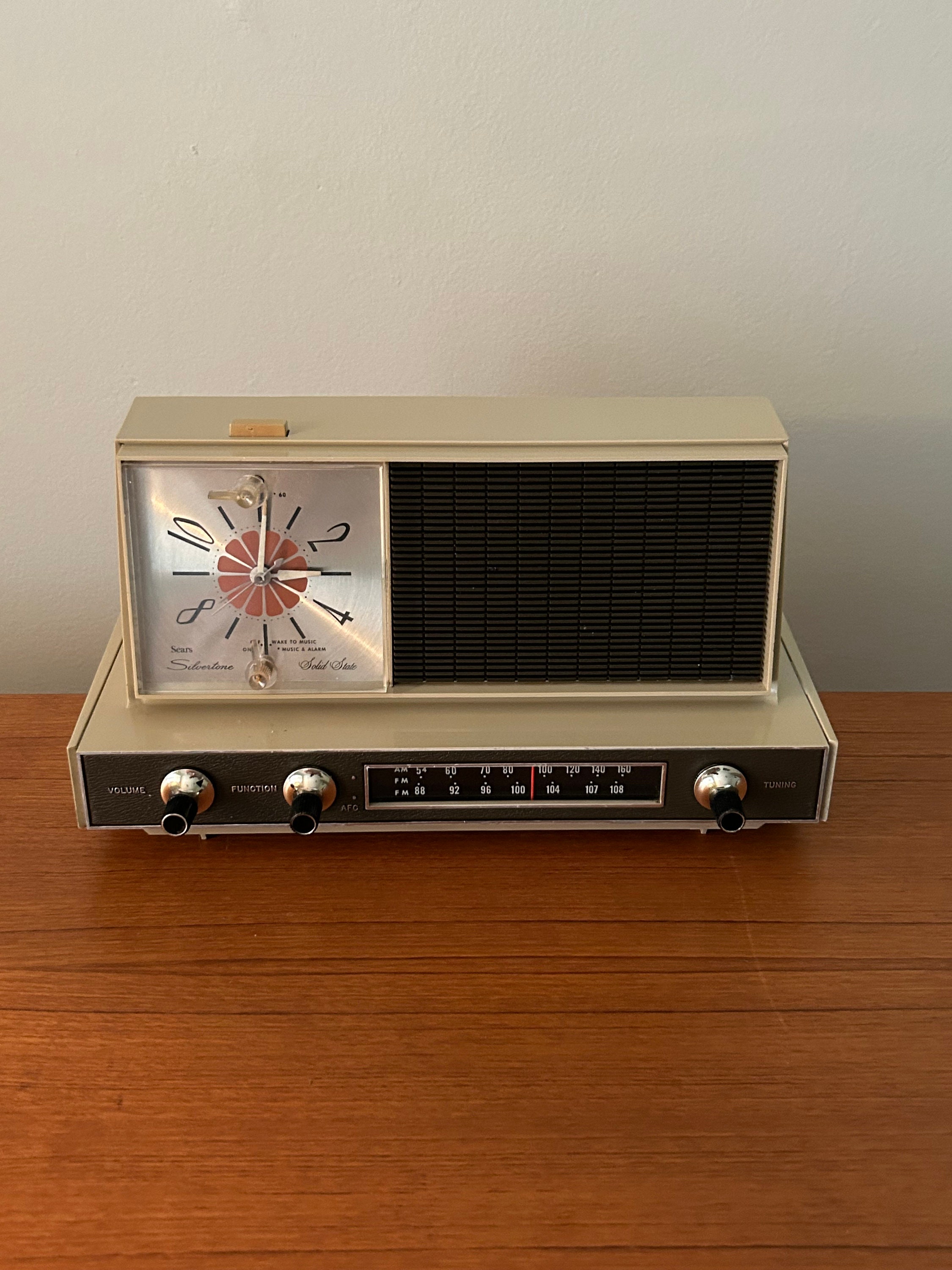 Vintage Silvertone Transistor Clock Radio
