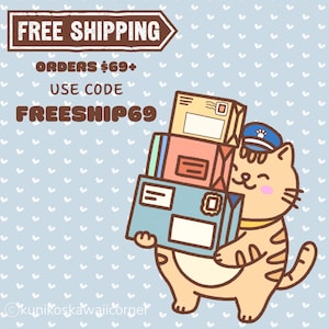 Puede incluir: Ilustraci&oacute;n de un gato de dibujos animados con gorra de cartero, llevando una pila de paquetes coloridos. La imagen tiene el texto "FREE SHIPPING" y "FREESHIP69". El fondo es azul claro con corazones blancos.