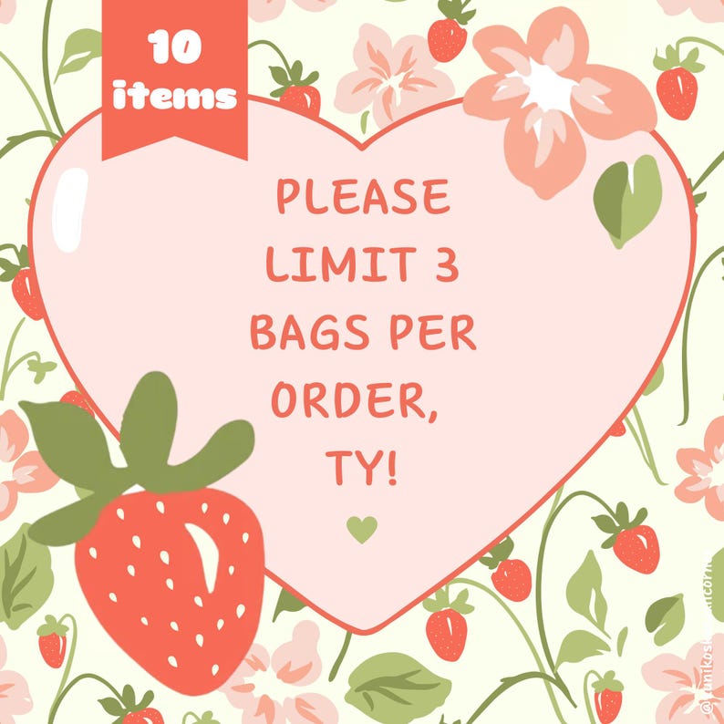 Puede incluir: Un gr&aacute;fico en forma de coraz&oacute;n rosa con el texto "PLEASE LIMIT 3 BAGS PER ORDER, TY!" y "10 items". El fondo presenta un patr&oacute;n floral con fresas y flores en tonos rosa, verde y crema.