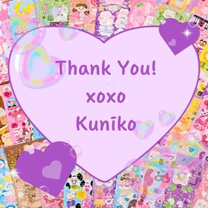 Op de afbeelding: Een lila hartvormige kaart met de tekst "Thank You!", "xoxo" en "Kuniko" in het paars. De achtergrond is gevuld met kleurrijke stickers met diverse illustraties.