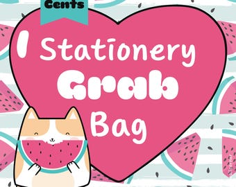 以下が含まれることがあります： 白い文字で「Stationery Grab Bag」と書かれたピンク色のハート型のグラフィック。スイカのスライスを持っている漫画の猫が左下にいます。背景にはスイカのスライスと「.99 Cents」の文字があります。