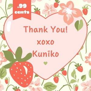 Puede incluir: Un gr&aacute;fico en forma de coraz&oacute;n rosa con las palabras "Thank You!" y "xoxo Kuniko" en un estilo manuscrito. El fondo presenta un patr&oacute;n floral con fresas y flores. Una pancarta roja dice ".99 cents".