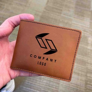 Cartera con logotipo personalizado para hombres, cartera con nombre personalizado, cartera de cuero con logotipo de empresa, cartera grabada con logotipo de empresa, regalos corporativos, Vday, regalo para papá
