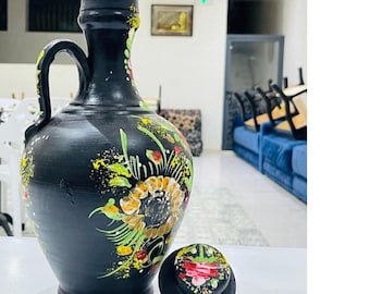 Marokkanische keramikvase aus marrakesch, handgefertigt und handbemalt. Handgemachte Marokkanische Keramik-Töpferkette mit Blumen bemalt