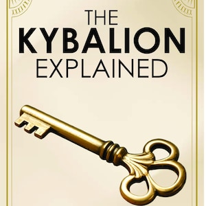 Puede incluir: Portada del libro "The Kybalion Explained" con una llave dorada. El título está en negro, con el subtítulo "The 7 Universal Principles for Transforming Your Life". El fondo es crema con un borde dorado.