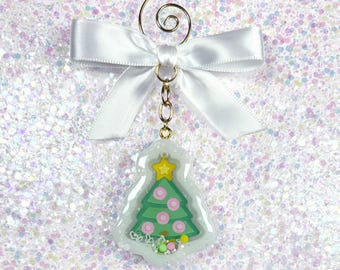 White Christmas Tree Shaker Ornament or Keychain, Decorated Tree Bag Charm, Pastel Holiday Resin Decoration, Kawaii Christmas Gift