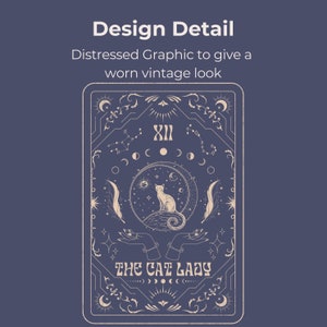 Pode incluir: Um cart&atilde;o de tar&ocirc; de estilo vintage com um design gr&aacute;fico desgastado. O cart&atilde;o apresenta um gato sentado em uma lua crescente com estrelas e outras imagens celestiais. O texto "THE CAT LADY" est&aacute; impresso no cart&atilde;o.