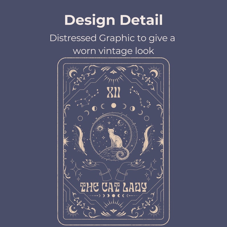 Pode incluir: Um cart&atilde;o de tar&ocirc; de estilo vintage com um design gr&aacute;fico desgastado. O cart&atilde;o apresenta um gato sentado em uma lua crescente com estrelas e outras imagens celestiais. O texto "THE CAT LADY" est&aacute; impresso no cart&atilde;o.