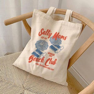 Salty Moms Beach Club Tragetasche Geschenk für überwältigte Mama Trendige salzige Sommer Vibes für Mama Lustige Muttertagsgeschenk faltbare Tragetasche Bild 1
