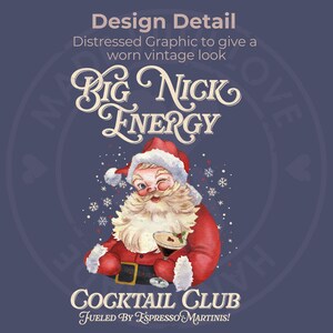 Puede incluir: Gr&aacute;fico de estilo vintage sobre un fondo azul marino que presenta a Pap&aacute; Noel gui&ntilde;ando un ojo y sosteniendo un c&oacute;ctel. El texto dice "Big Nick Energy" y "Cocktail Club Fueled by Espresso Martinis!". El dise&ntilde;o tiene un aspecto desgastado.