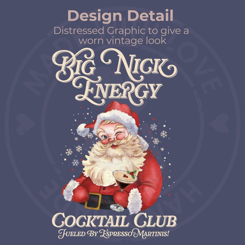 Puede incluir: Gr&aacute;fico de estilo vintage sobre un fondo azul marino que presenta a Pap&aacute; Noel gui&ntilde;ando un ojo y sosteniendo un c&oacute;ctel. El texto dice "Big Nick Energy" y "Cocktail Club Fueled by Espresso Martinis!". El dise&ntilde;o tiene un aspecto desgastado.