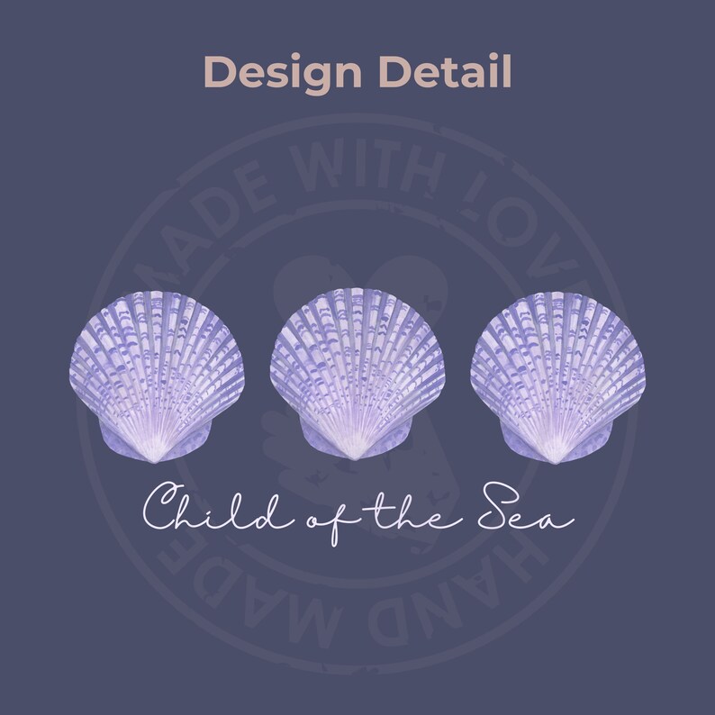 Pu&ograve; includere: Tre conchiglie viola con un motivo a strisce bianche e viola. Le conchiglie sono disposte in fila e sono centrate su uno sfondo blu scuro. Il testo "Child of the Sea" &egrave; scritto in corsivo bianco sotto le conchiglie. Un timbro circolare con il testo "Made with Love Hand Made" &egrave; dietro le conchiglie.