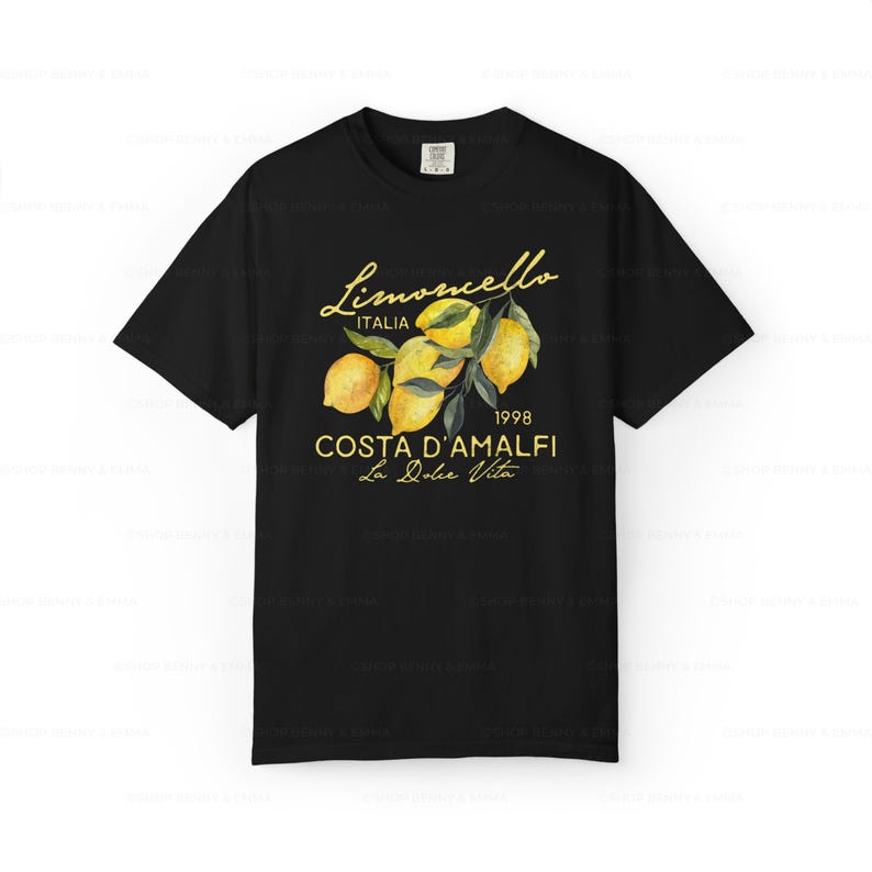 Puede incluir: Camiseta negra con un gr&aacute;fico de limones y el texto "Limoncello Italia 1998 Costa d'Amalfi La Dolce Vita"