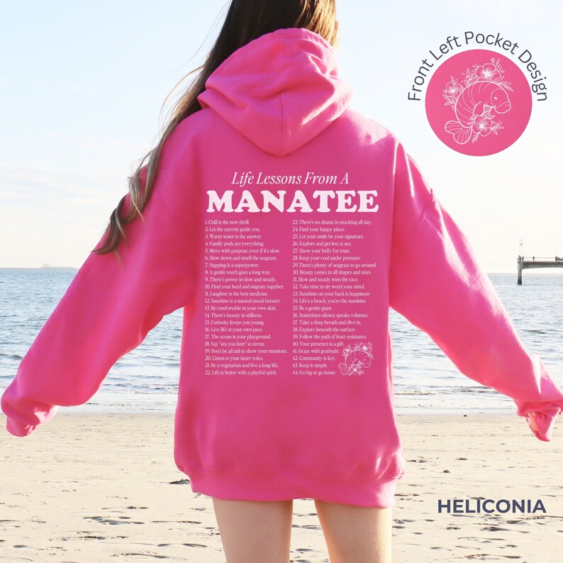 K&ouml;nnte beinhalten: Rosaer Hoodie mit einem wei&szlig;en Grafikdruck einer Liste von Lebenslektionen von einem Seekuh. Der Text enth&auml;lt S&auml;tze wie "Chill the vibe", "Let the current guide you", "There's no shame in making all day" und "Go big or go home".