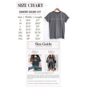 Pu&ograve; includere: Tabella delle taglie per una t-shirt pesante tinta in capo. La tabella mostra le misure di larghezza e lunghezza in pollici per le taglie dalla S alla 4XL. La tabella include anche una guida alle taglie con due modelli che indossano la t-shirt in diverse taglie.