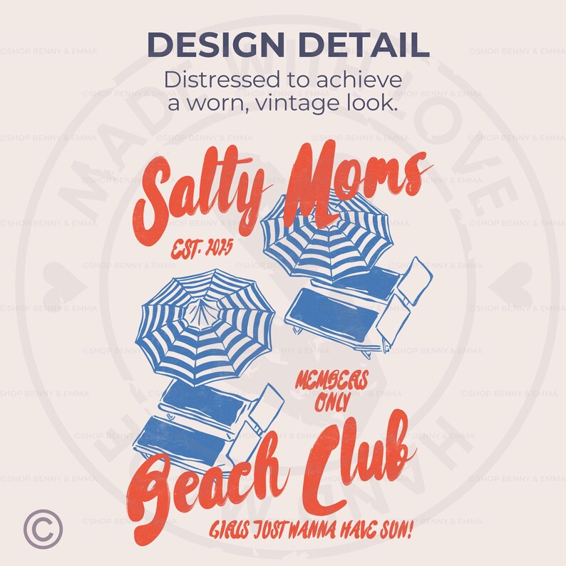 K&ouml;nnte beinhalten: Ein veraltetes, vintage-m&auml;&szlig;iges Grafikdesign f&uuml;r einen Strandclub namens "Salty Moms Beach Club" mit dem Text "Est. 2025" und "Nur f&uuml;r Mitglieder". Das Design zeigt zwei blau-wei&szlig; gestreifte Sonnenschirme und zwei blaue Liegest&uuml;hle. Der Text "Girls Just Wanna Have Sun!" befindet sich am unteren Rand des Designs.