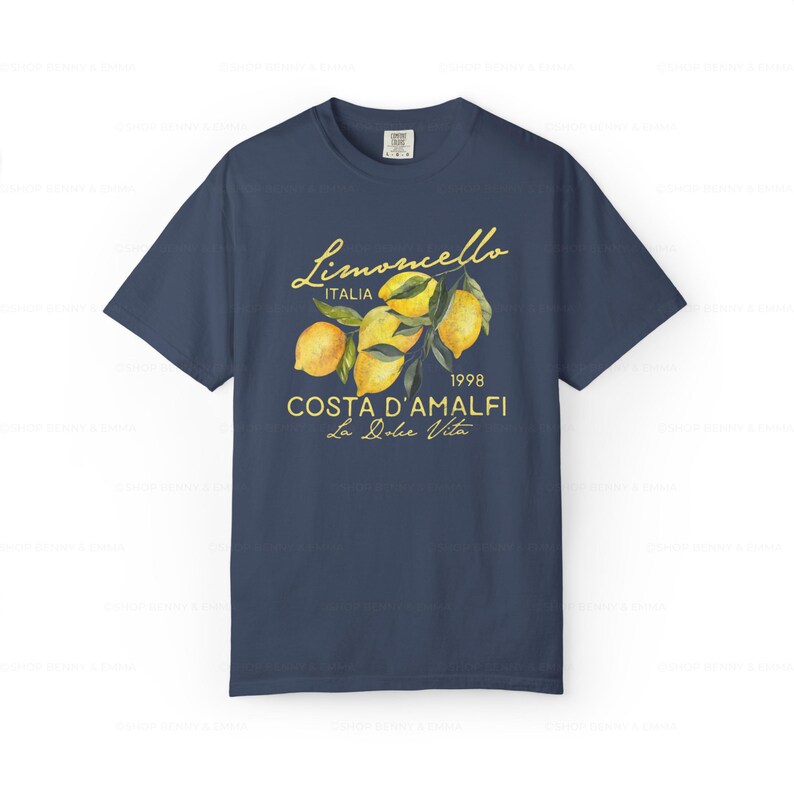 Puede incluir: Una camiseta azul marino con un gr&aacute;fico de limones y el texto "Limoncello Italia 1998 Costa D'Amalfi La Dolce Vita".